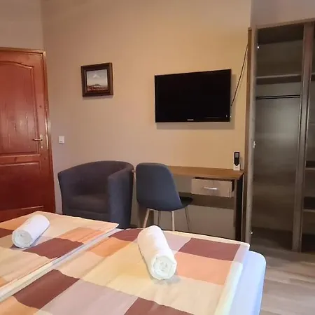 Hajas Familia Kiado Szobak