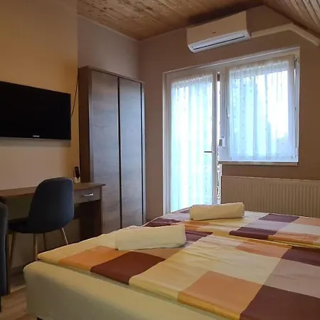 Hajas Familia Kiado Szobak *