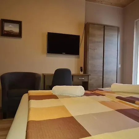 Hajas Familia Kiado Szobak منزل للإقامة *