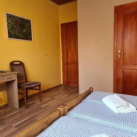 Hajas Familia Kiado Szobak *