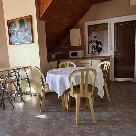 Hajas Familia Kiado Szobak منزل للإقامة