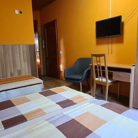 Hajas Familia Kiado Szobak منزل للإقامة Balatonmáriafürdő