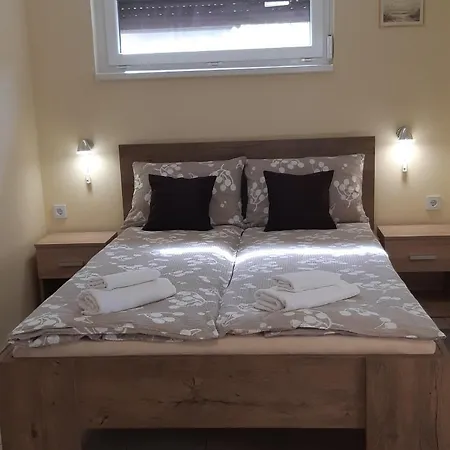 Hajas Familia Kiado Szobak