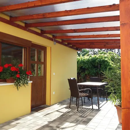 Hajas Familia Kiado Szobak *