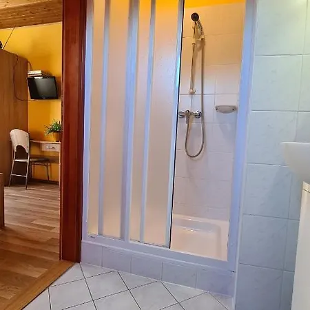 Hajas Familia Kiado Szobak