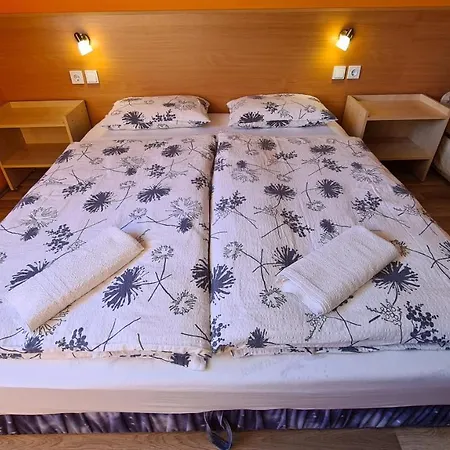 منزل للإقامة Hajas Familia Kiado Szobak Balatonmáriafürdő