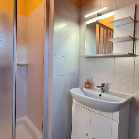 Hajas Familia Kiado Szobak