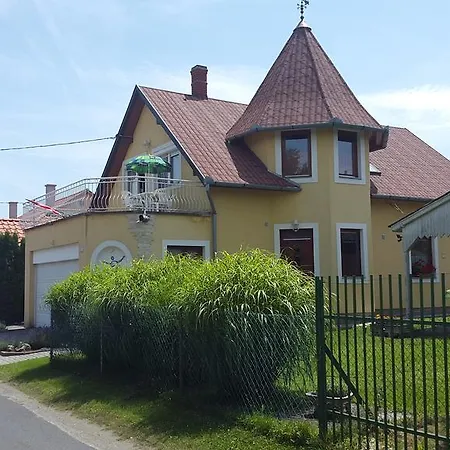 Hajas Familia Kiado Szobak