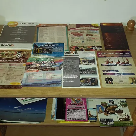 Hajas Familia Kiado Szobak