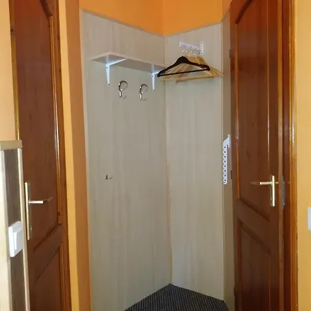 Hajas Familia Kiado Szobak Homestay Balatonmariafurdo