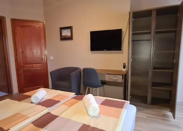 Hajas Familia Kiado Szobak