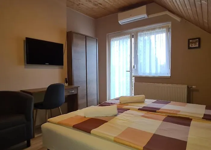 Hajas Familia Kiado Szobak *