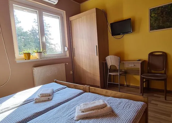 Hajas Familia Kiado Szobak *