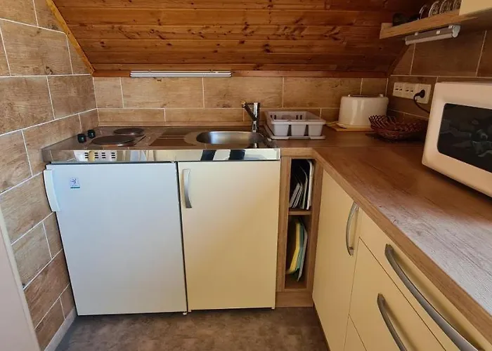 Hajas Familia Kiado Szobak ホームステイ