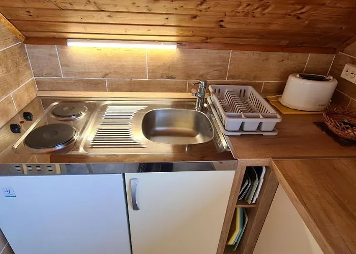 Hajas Familia Kiado Szobak ホームステイ