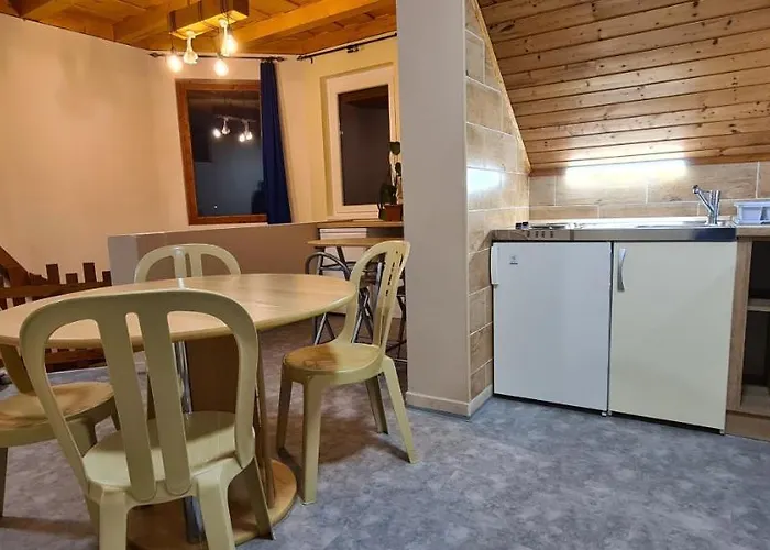 Hajas Familia Kiado Szobak ホームステイ Balatonmáriafürdő