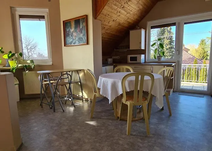 Hajas Familia Kiado Szobak בית אירוח Balatonmáriafürdő