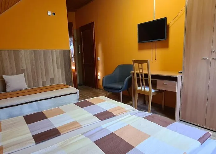 Hajas Familia Kiado Szobak ホームステイ Balatonmáriafürdő