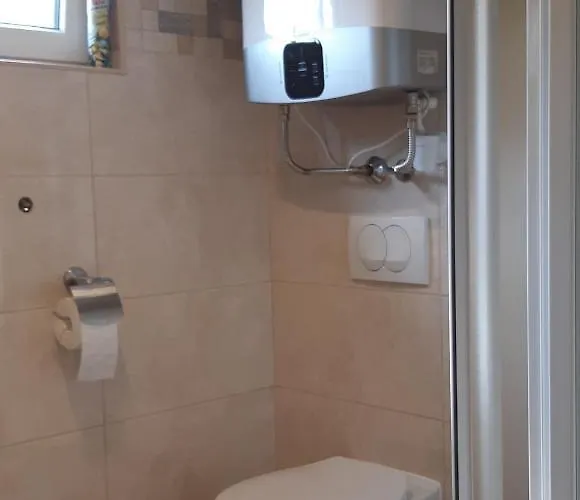 Hajas Familia Kiado Szobak