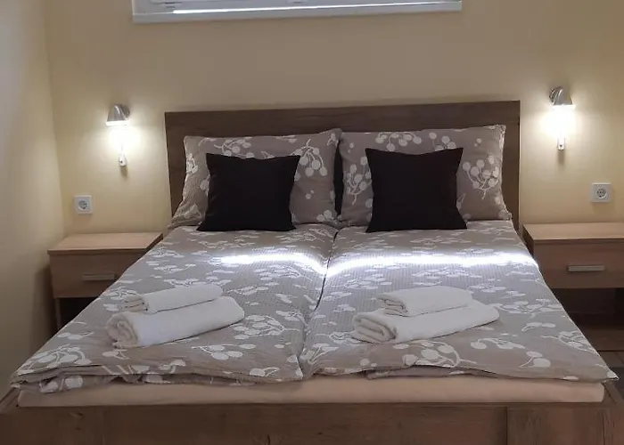 Hajas Familia Kiado Szobak