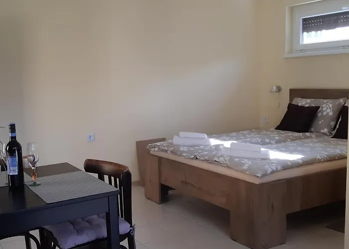 Hajas Familia Kiado Szobak *