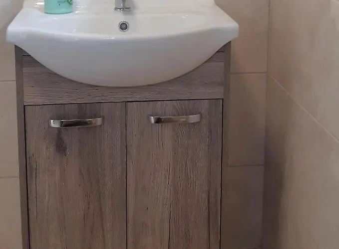 Hajas Familia Kiado Szobak ホームステイ *