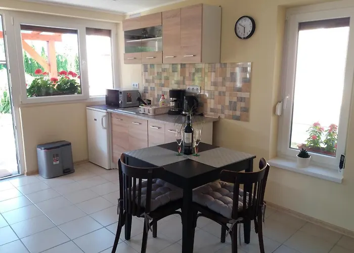 Hajas Familia Kiado Szobak ホームステイ