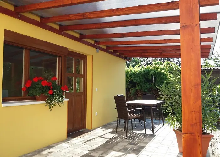 Hajas Familia Kiado Szobak *