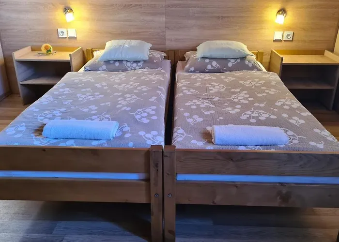 Hajas Familia Kiado Szobak ホームステイ *