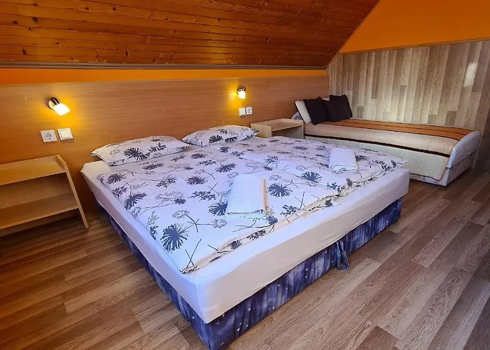 Hajas Familia Kiado Szobak ホームステイ Balatonmáriafürdő