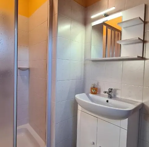 Hajas Familia Kiado Szobak