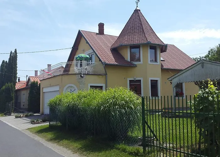 Hajas Familia Kiado Szobak