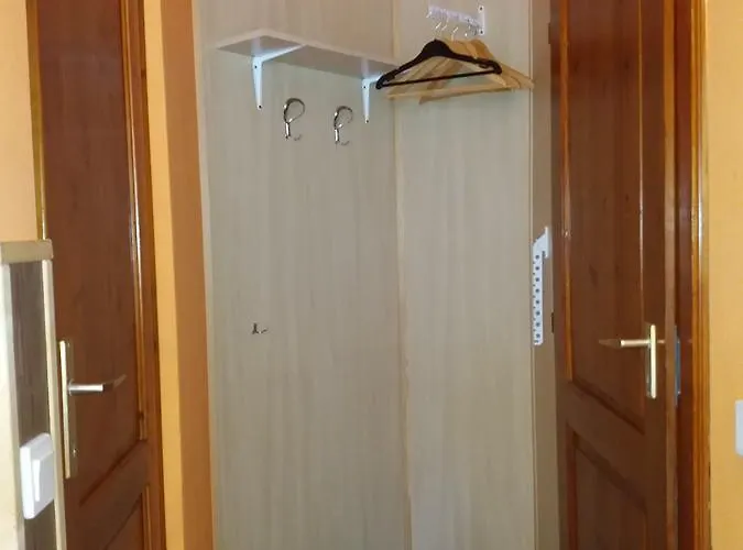 Hajas Familia Kiado Szobak ホームステイ Balatonmáriafürdő