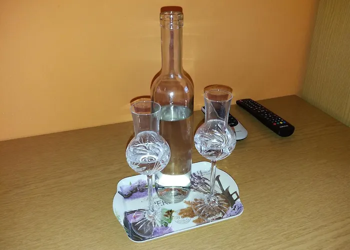 Hajas Familia Kiado Szobak *